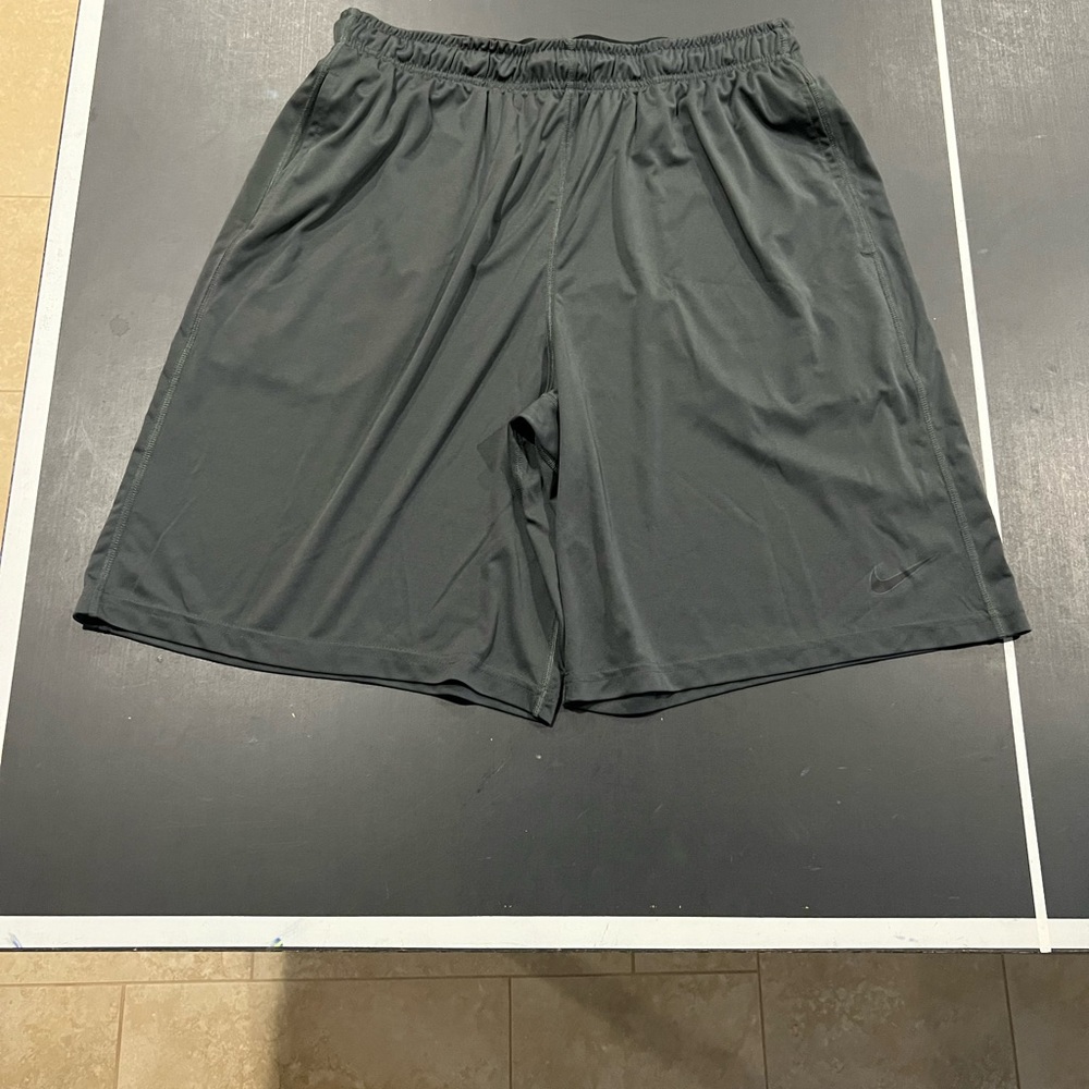Nike mens black drifit shorts size XL